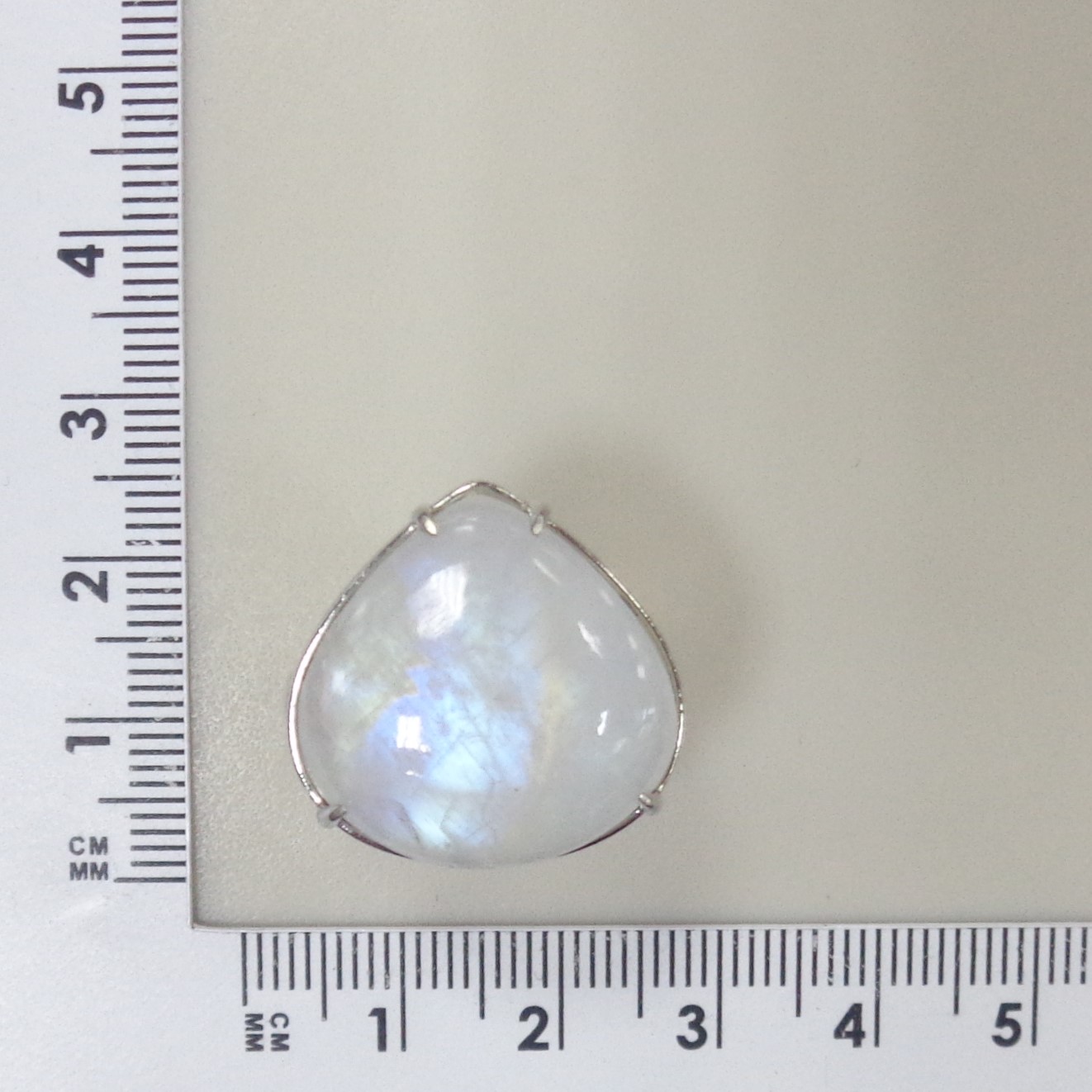 Серебряное кольцо с лунным камнем